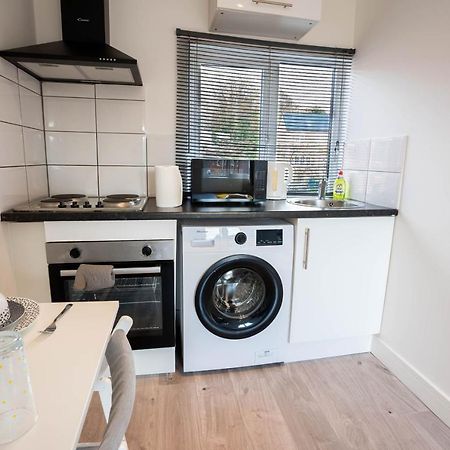 No 02 Studio Flat Available Near Aylesbury Town Station Zewnętrze zdjęcie