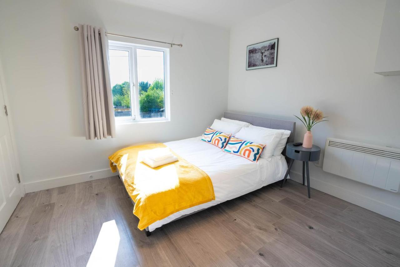 No 02 Studio Flat Available Near Aylesbury Town Station Zewnętrze zdjęcie
