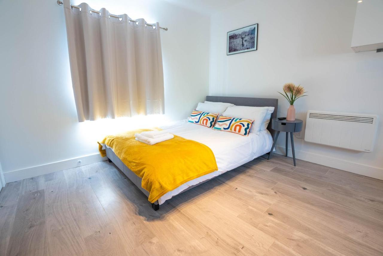 No 02 Studio Flat Available Near Aylesbury Town Station Zewnętrze zdjęcie
