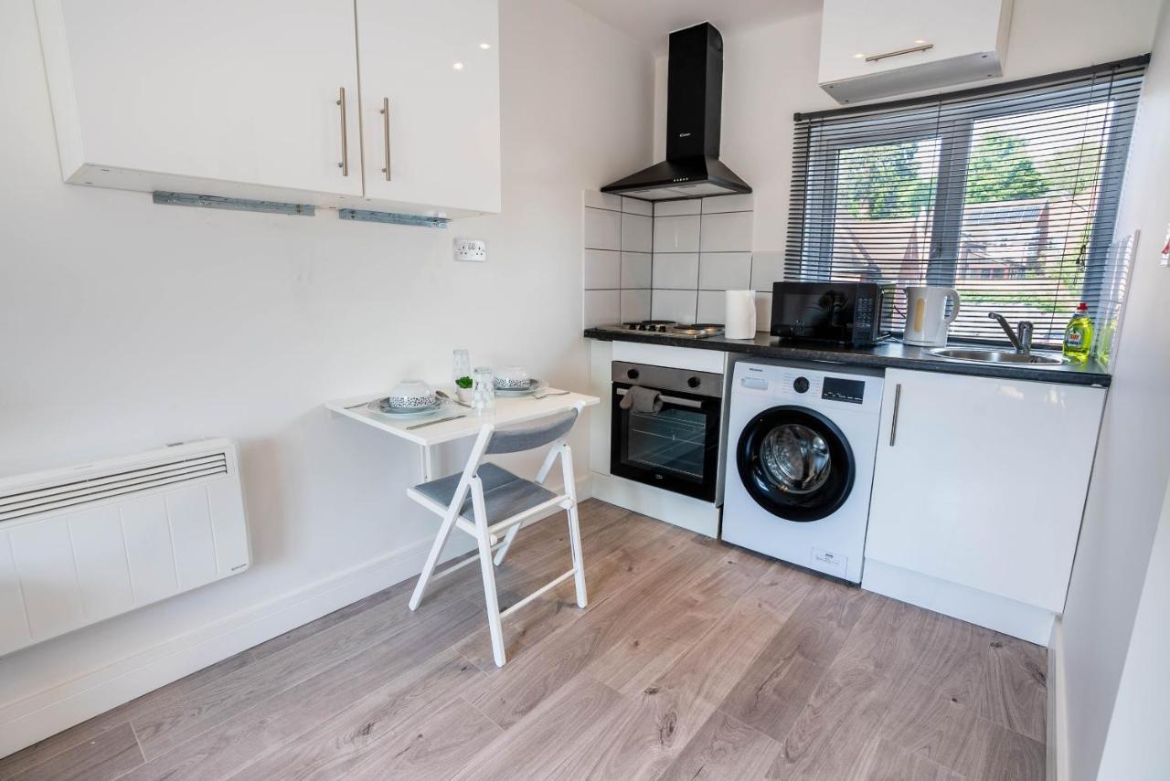 No 02 Studio Flat Available Near Aylesbury Town Station Zewnętrze zdjęcie